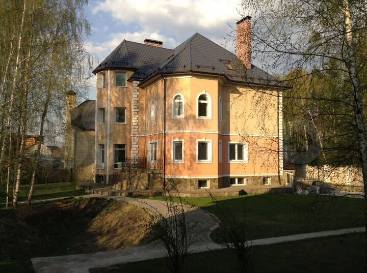 Коттедж 777 м² на участке 21 сот.