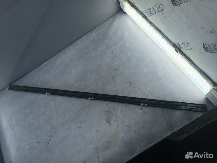 Бархотка передняя левая Nissan Avenir