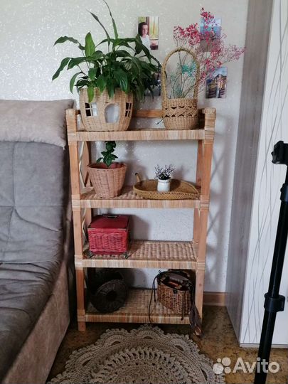 Плетёная этажерка на деревянном каркасе