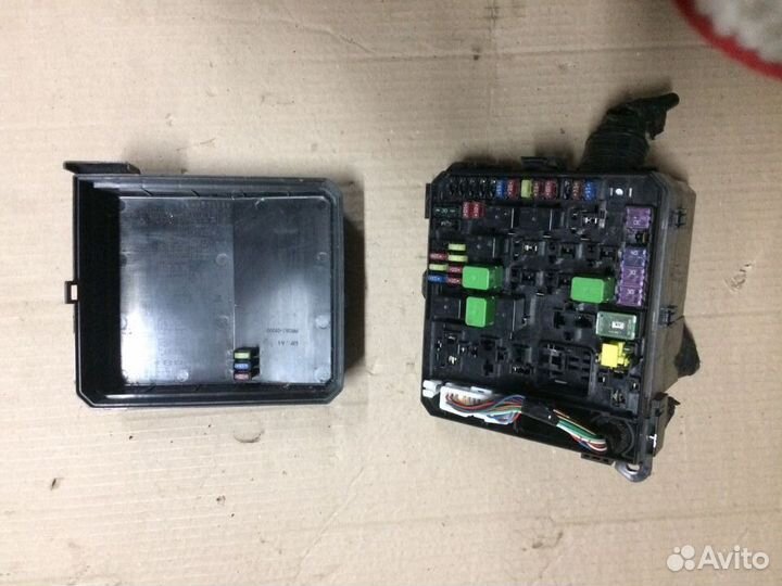 Монтажный блок под капотом Mitsubishi Lancer 10