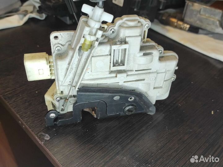 Замок двери задний левый правый passat b6