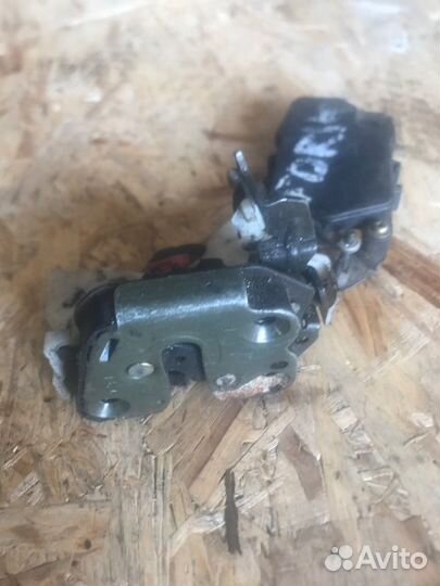 Замок двери задний правый Subaru Legacy BD5 EJ20D