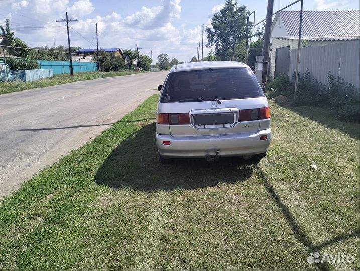 Toyota Ipsum 2.0 AT, 1997, битый, 389 000 км