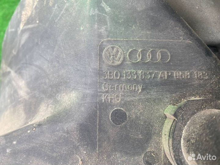 Корпус воздушного фильтра Volkswagen Passat 2.5