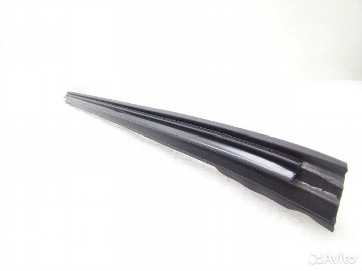 Уплотнитель стекла двери задний левый Lexus Rx450H