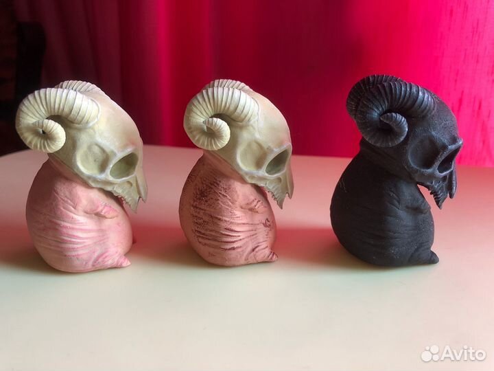 Фигурка крота с черепом