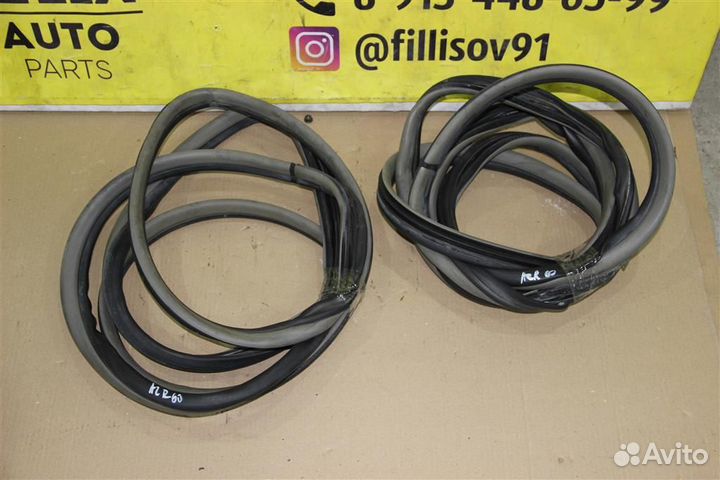 Уплотнительная резинка задняя Toyota noah azr60 2