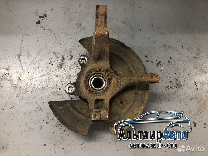 Поворотный кулак передний правый Renault Logan