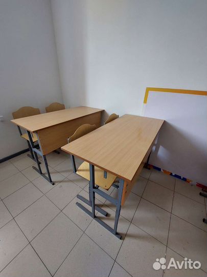 Школьная парта со стульями