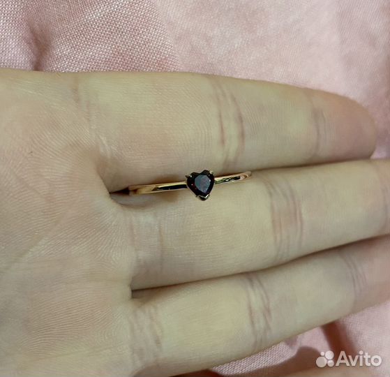 Кольцо золотое с гранатом сердечко 18 или 18,5