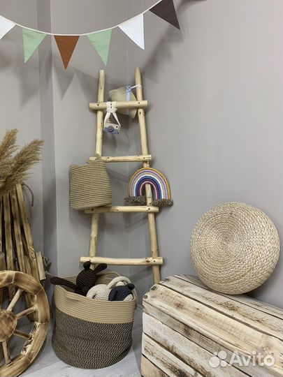 Вешалка деревянная лестница