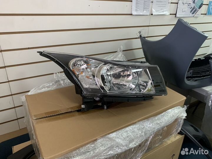 Фара правая Chevrolet Cruze 2009-2016 черная