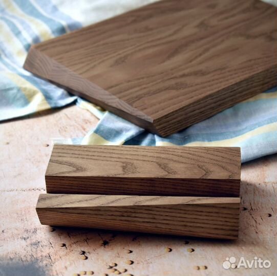 Деревянная разделочная доска на подставке