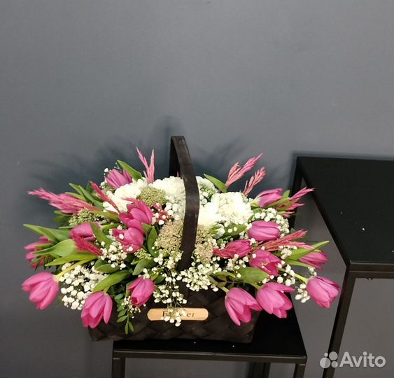 Тюльпаны в корзине