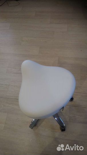 Стул мастера на колёсиках