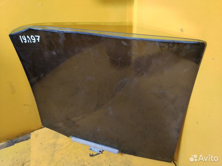 Стекло заднее левое на Mercedes-Benz W124