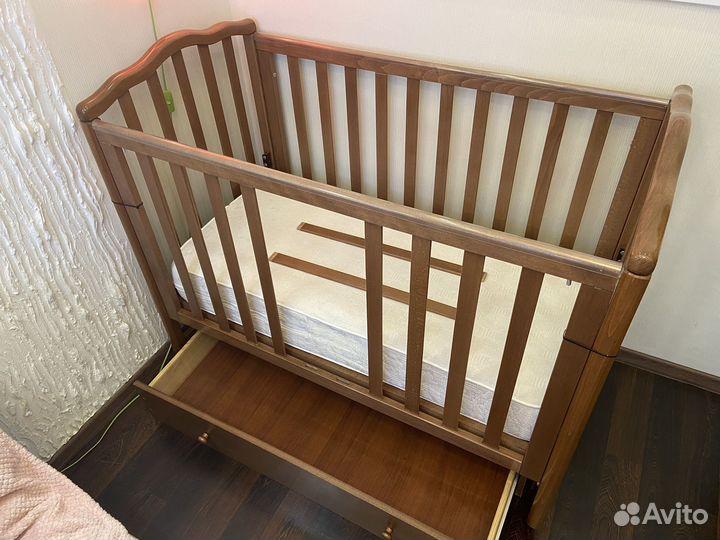 Детская кроватка с маятником и ящиком