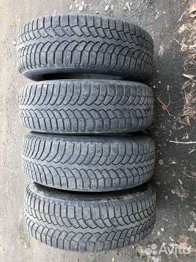 Bridgestone Blizzak Spike-01 235/65 R17 108T