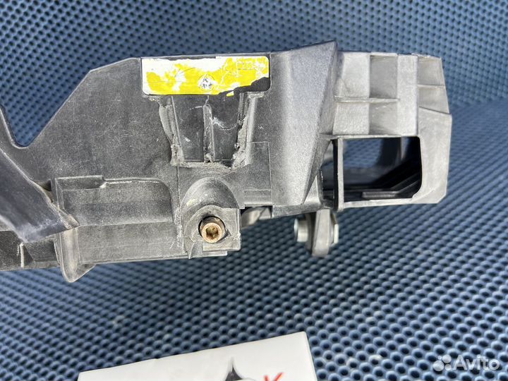 Крепление кронштейн правой фары Touareg до 2007г