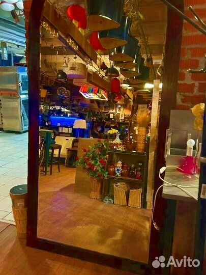 Большое зеркало в раме из массива