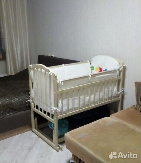 Детская кроватка с маятником