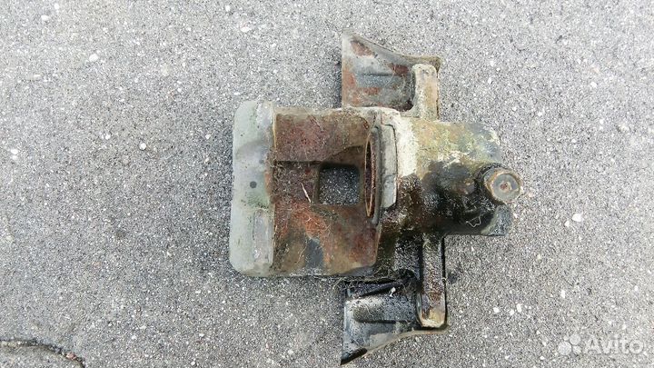 Тойота ленд крузер 100.Супорт зад.правый