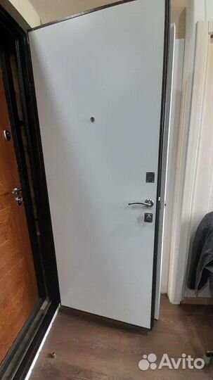 Дверь входная бюджет белая