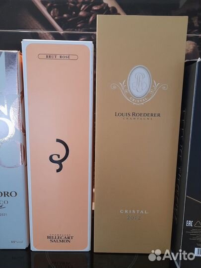 Пустые коробки и бутылки из под элитного алкоголя