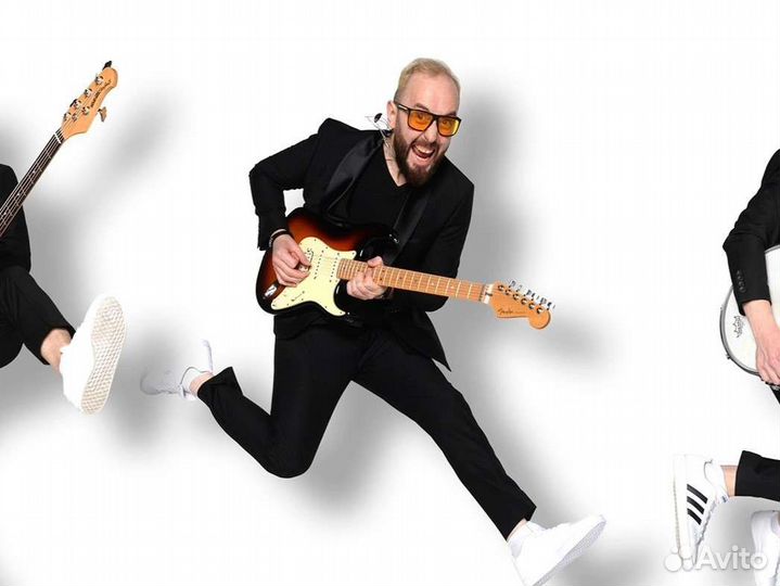 Поющий гитарист по вызову ;)