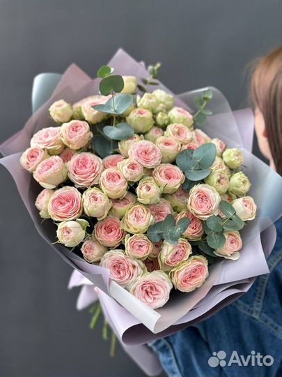 Букет из кустовых пионовидных роз