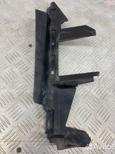 Б/У Дефлектор радиатора передний левый Nissan