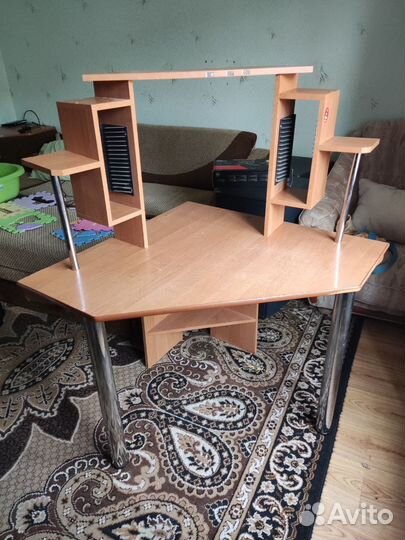 Угловой компьютерный стол