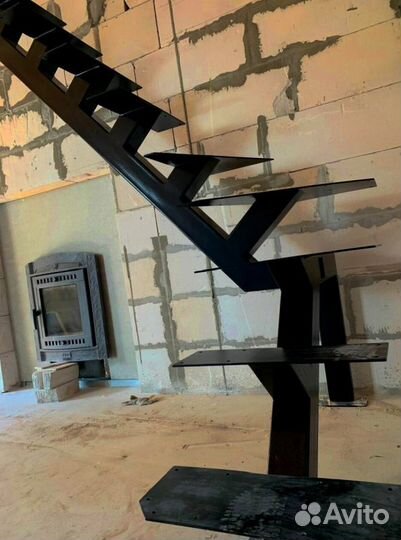 Лестница прямая на металлокаркасе