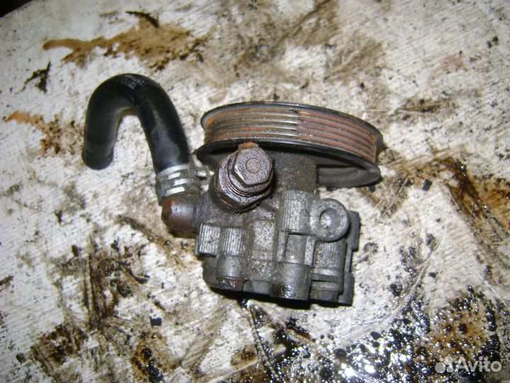 Насос гур U1G07348 Тойота Авенсис