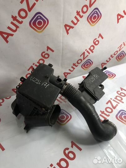 Корпус воздушного фильтра Toyota Crown UZS17