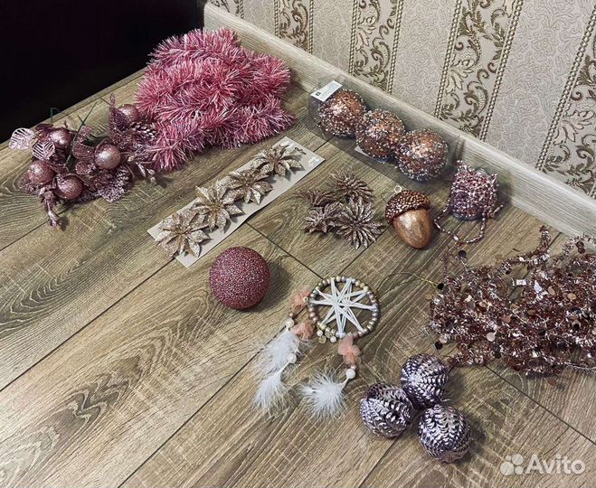 Елочные игрушки в розовых тонах