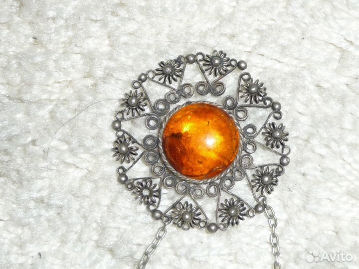 Старинная цепочка с кулоном из янтаря