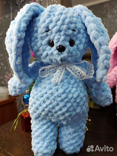 Вязаная игрушка зайчик и пинетки