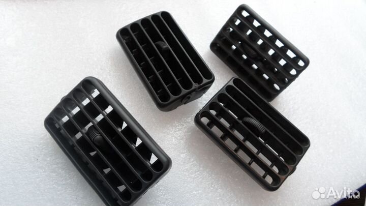 Решетка вентиляционная центральная, правая Toyota