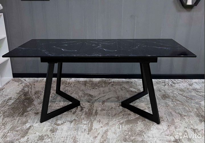 Стол из стекла