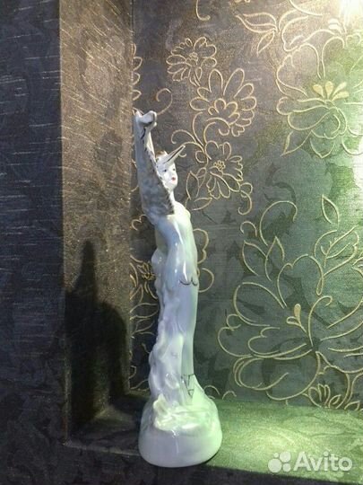 Фарфоровая статуэтка 