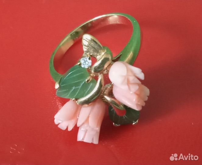 Кольцо из бижутерного сплава с кораллами-розочками