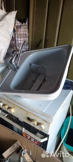 Раковина с краном