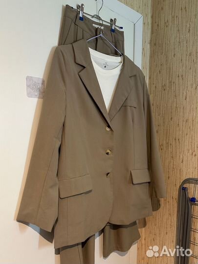 Пакет вещей: костюм и рубашка