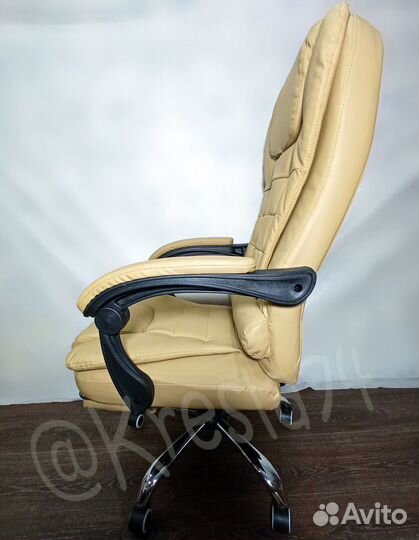 Компьютерное кресло с вибро массажем бежевое.Новое