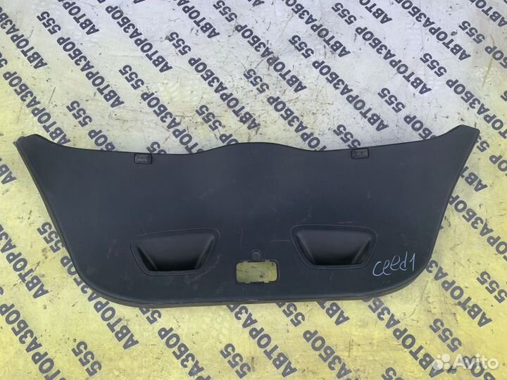 Обшивка двери багажника Kia Ceed
