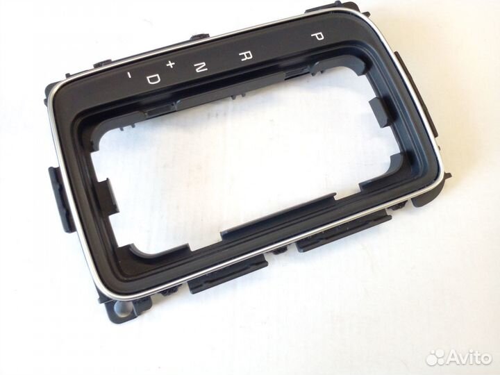 Накладка кулисы АКПП Kia Sorento 2015 год