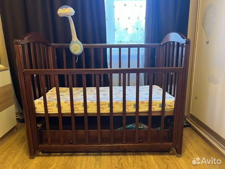 Детская кроватка с маятником