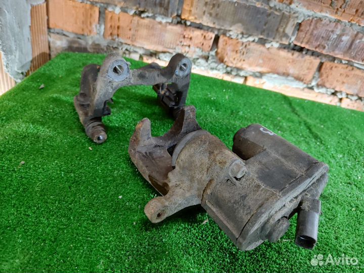 Суппорт задний левый Volkswagen Passat B6