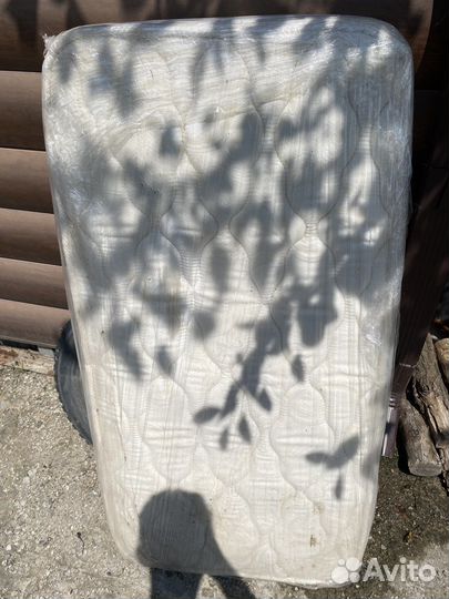 Детская кровать с бортиком и матрасом